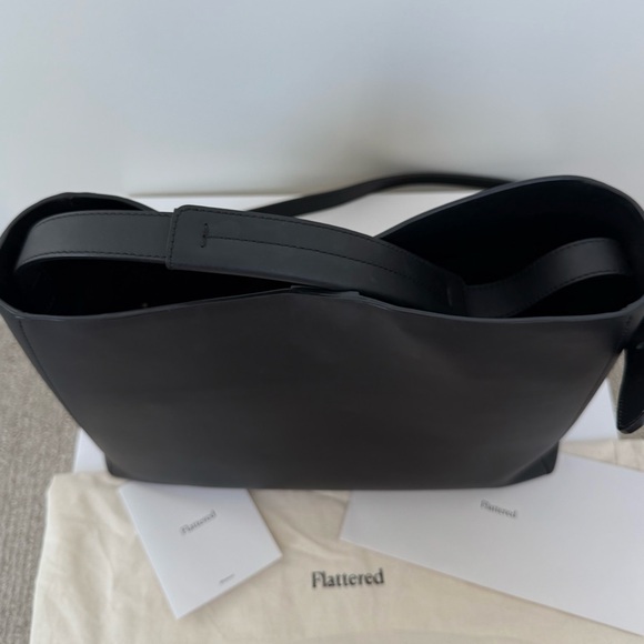 Flattered Classic Leather Bag. Scandinavian Minimalist Brand. Hedda Grande Tote. - Picture 9 of 16